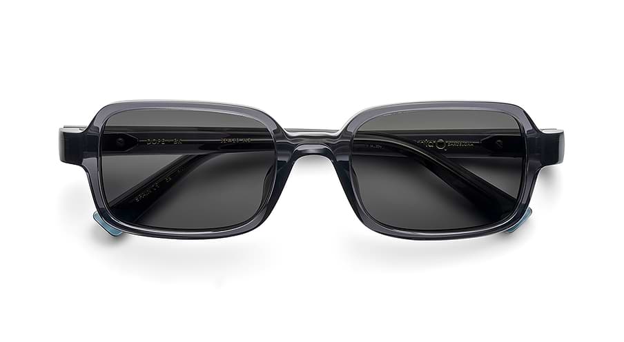 Das Bild zeigt die Sonnenbrille DOPE BK von der Marke Etnia Barcelona in grau.